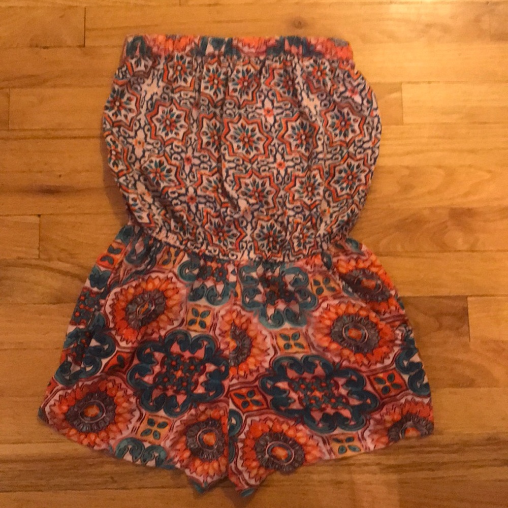 Women’s xs romper   Strapless with shorts.